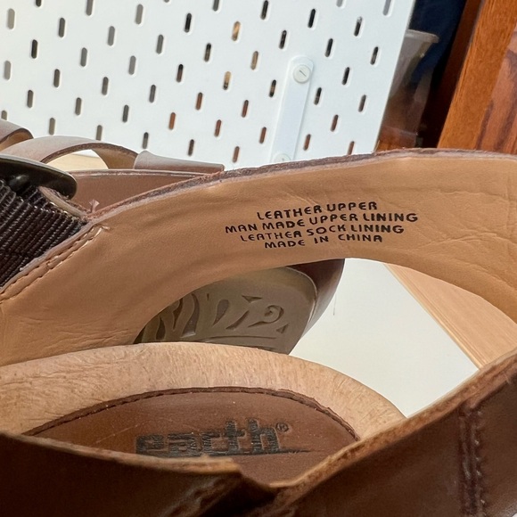 Earth Brown Leather Wedge Sandals 8 - Picture 7 of 9